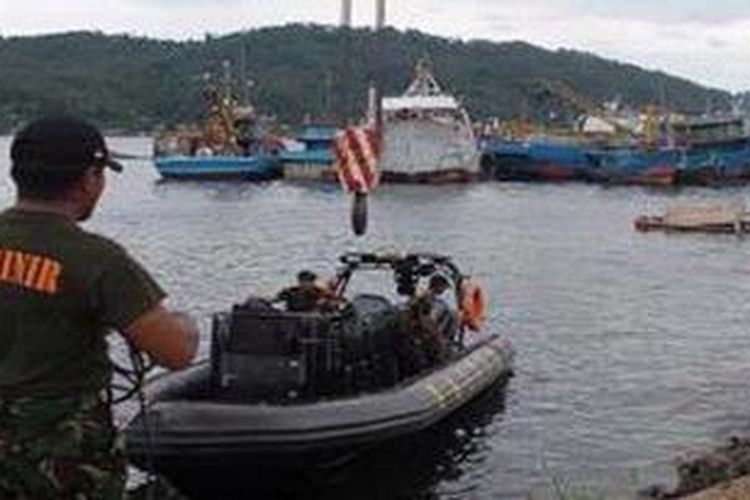 Seorang anggota Marinir sedang mengawasi kenderaan khusus Sea Raider yang baru saja diturunkan dari KRI Teluk Sibolga di Pangkalan TNI AL Bitung, Senin (11/3). Kenderaan ini akan digunakan untuk menjelajah 15.909 KM garis pantai Pulau Sulawesi.