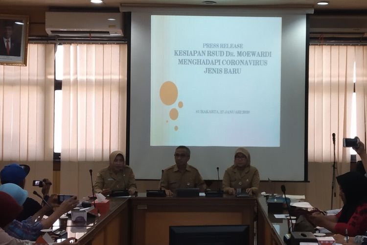 Dirut RSUD Dr Moewardi Surakarta, Cahyono Hadi (tengah) dan jajarannya dalam konferensi pers terkait kesiapan rumah sakit antisipasi penyebaran virus Corona di Solo, Jawa Tengah, Senin (27/1/2020).