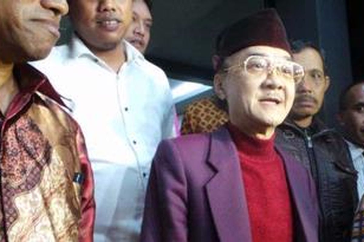 Eyang Subur (depan, kedua dari kanan) diperiksa sebagai saksi di Direktorat Reserse Kriminal Khusus Polda Metro Jaya, Jumat (17/5/2013) petang hingga malam.