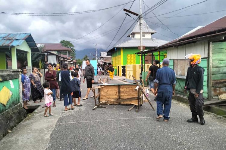 Dua kelompok pemuda di Desa Tulehu, Kecamatan Salahutu, Kabupaten Maluku Tengah terlibat aksi tawuran, Minggu dinihari (26/2/2023)