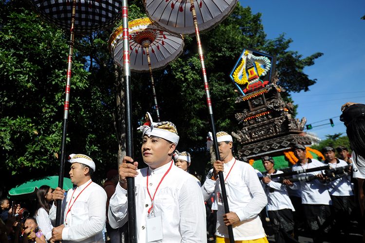 Sejumlah seniman mengikuti pawai pembukaan Pesta Kesenian Bali ke-41 tahun 2019 di Denpasar, Bali, Sabtu (15/6/2019). Pawai tersebut diikuti sekitar 4.300 orang seniman dari berbagai wilayah di Pulau Bali dan Indonesia serta diikuti perwakilan seniman dari luar negeri.