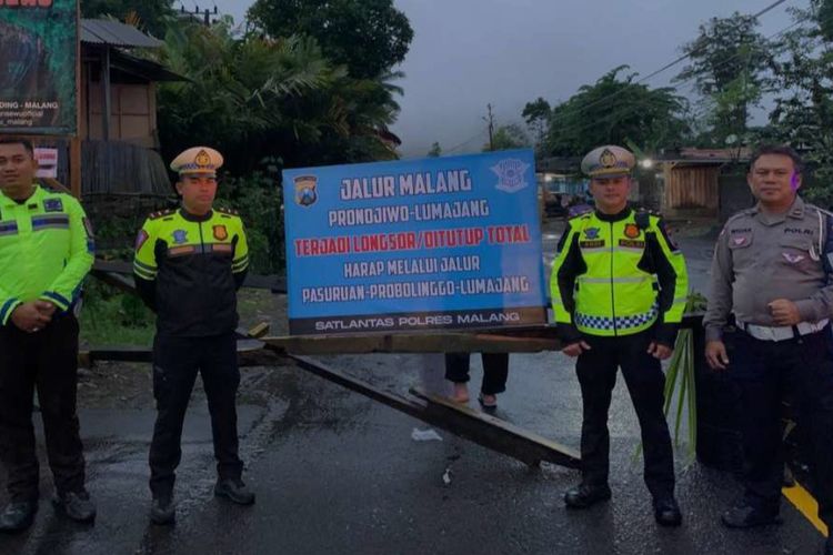 Petugas Satlantas Polres Malang berjaga di simlang empat Kecamatan Dampit, Kabupaten Malang untuk mencegah pengendara yang hendak menuju Lumajang, akibat jembatan penghubung terputus diterjang banjir, Jum'at (7/7/2023).