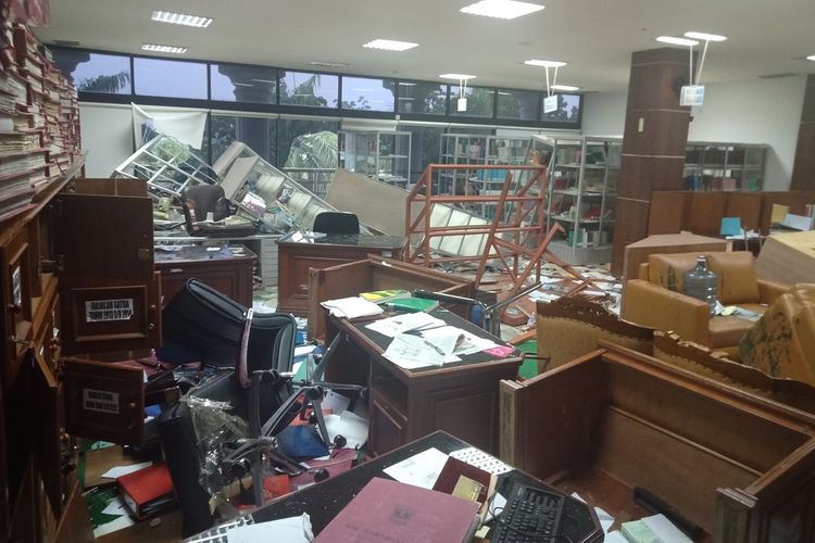 Ruangan perpustakaan DPRD Sumbar  yang dirusak massa saat demo anarkis, Rabu (25/9/2019) kemarin