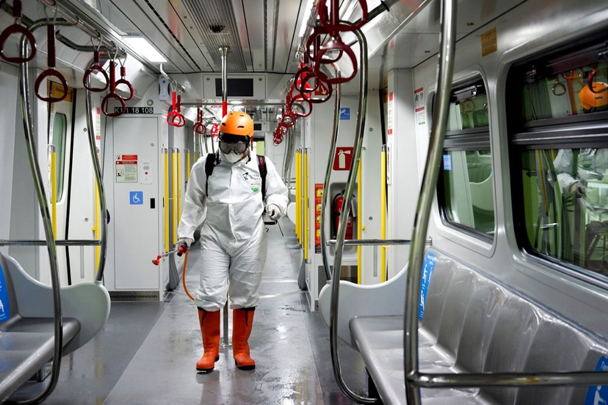 Tim Dompet Dhuafa melakukan penyemprotan disinfektan di gerbong LRT