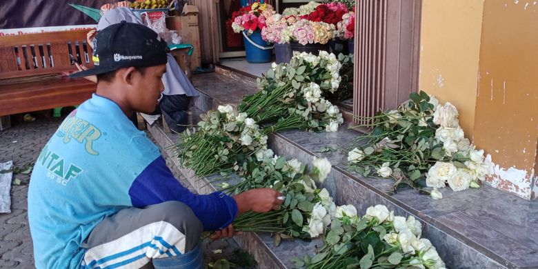 Salah satu pegawai Andira Rose sedang memilah bunga mawar yang akan dikirim ke Jakarta, pada Senin (12/9/2022). 