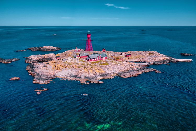 Pulau Hamneskar di Swedia yang memiliki sebuah mercusuar terkenal bernama Pater Noster.