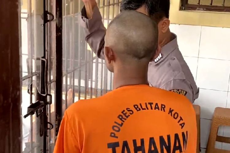 Tersangka pelaku pencabulan anak tiri, IN (42), digiring menuju ruang tahanan Polres Blitar Kota, Rabu (21/2/2024)