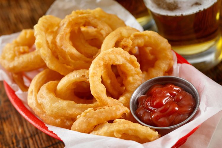 Onion ring, camilan berbahan dasar bawang bombai dibalut tepung dengan tekstur renyah di luar namun lembut di dalam.