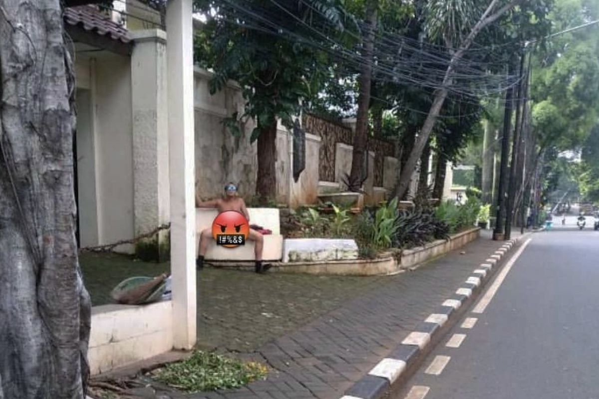 Seorang laki-laki tertangkap kamera sedang memegang alat kelamin di depan rumah warga tepatnya di dekat lampu merah Jalan Prapanca, Pulo, Kebayoran Baru, Jakarta Selatan pada Senin (1/2/2021) sekitar pukul 07.00 WIB.