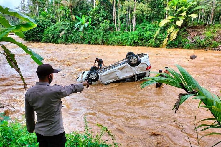 Satu unit mobil milik anggota Polri, Suwandi (36) bertugas di Polres Aceh Utara terseret arus di objek wisata Krueng Tuan, di Desa Alue Dua, Kecamatan Nisam Antara, Aceh Utara, wilayah hukum Polres Lhokseumawe, Minggu (30/10/2022) sekitar pukul 13.30 WIB.