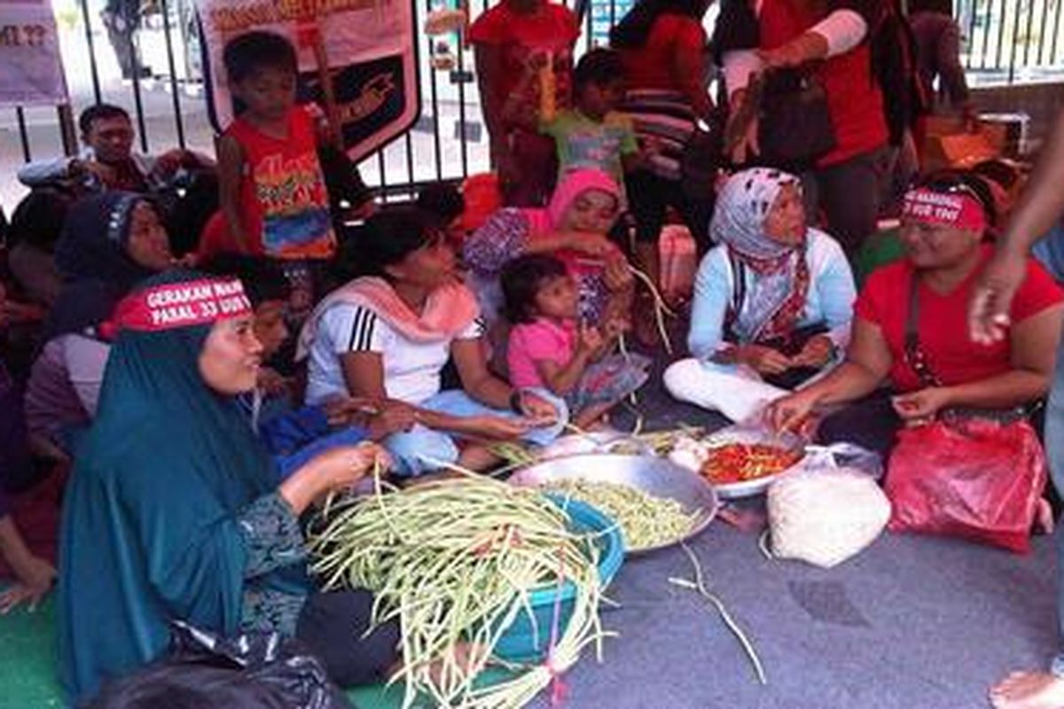 Sebagian warga Tanah Merah yang berunjuk rasa di depan Gedung Kementerian Dalam Negeri, siap memasak. Mereka berniat bermalam di depan gedung sampai pemerintah meresmikan sejumlah RT RW di tempat mereka tinggal. 