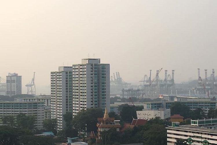 Kabut asap terlihat menyelimuti rumah susun di kawasan Bukit Merah di bagian tengah Singapura, Selasa pagi waktu setempat (17/9/2019).