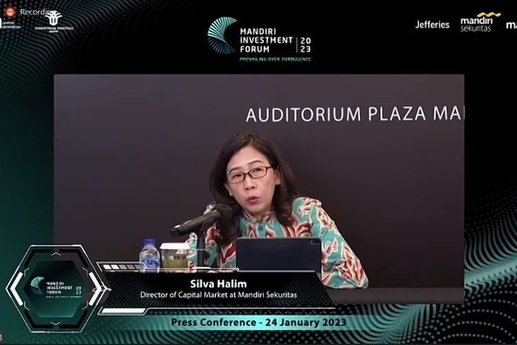 Direktur Capital Market Mandiri Sekuritas Silva Halim saat konferensi pers, Selasa (24/1/2023).