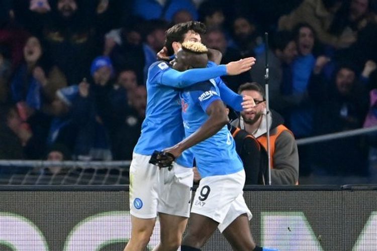 Dua bintang Napoli, Khvicha Kvaratskhelia (kiri) dan Victor Osimhen, merayakan gol ke gawang Juventus pada laga pekan ke-18 Liga Italia Serie A 2022-2023 yang digelar di Stadion Diego Armando Maradona, Naples, pada Jumat (13/1/2023) malam waktu setempat.