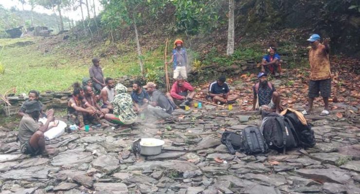 Polisi Papua Jalan Kaki 4 Hari Amankan Kotak Suara, Lewati 20 Bukit dan 15 Sungai