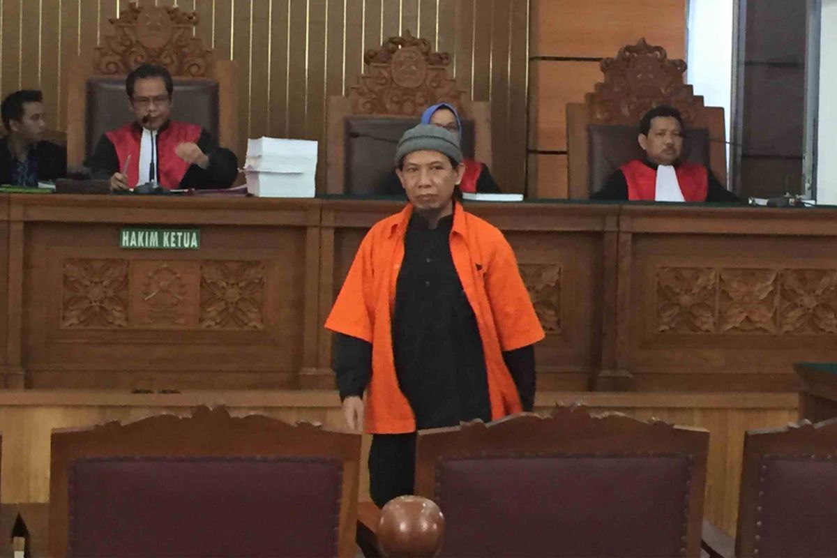  Sidang kasus terorisme dengan terdakwa Aman Abdurrahman kembali digelar di Pengadilan Negeri Jakarta Selatan, Jumat (2/3/2018). Para persidangan hari ini, Jaksa Penuntut Umum menghadirkan lima saksi yang berasal dari anggota polri yaitu,  M Ersyad Alfart, M Novriansyah, Purwoko, M Rizki, dan   Kandinan Malin. Kelima polisi tersebut merupakan saksi saat kejadian peledakan bom di Kampung Melayu, Jakarta Timur, pada Mei 2017. Dalam dakwaannya. Aman diduga teribat dalam serangkaian tindakan terorisme, diantaranya di peledakan bom di Jalan MH Thamrin, dan Terminal Kp Melayu