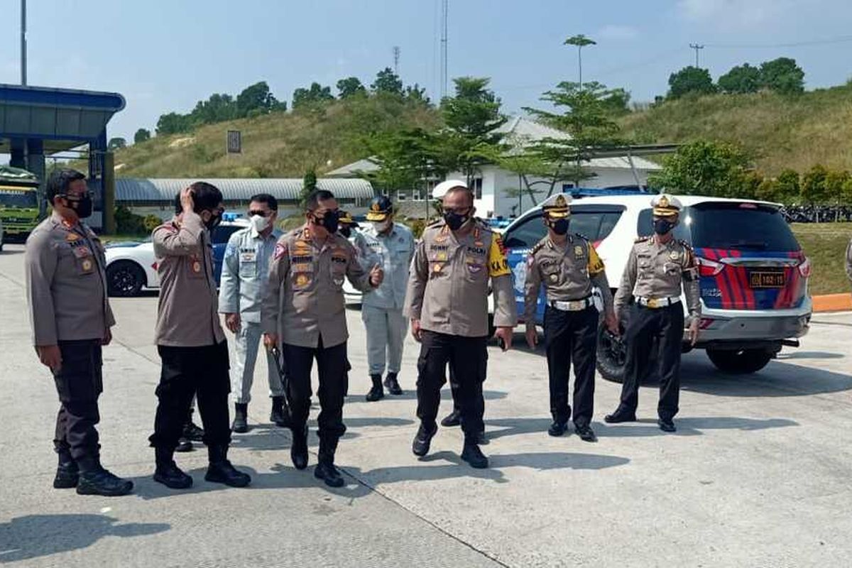 Kakorlantas Irjen Istiono mensurvey lokasi penyekatan mudik di Lampung. (FOTO: Dok. Humas Polda Lampung).