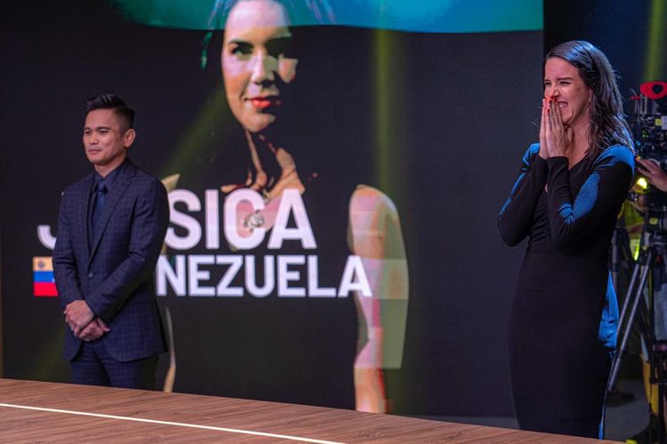 Wanita asal Venezuela, Jessica Ramella (kanan), tampak sangat bahagia ketika dinobatkan sebagai pemenang The Apprentice: ONE Championship Edition.