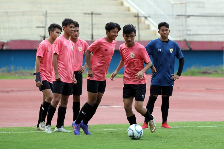 Pemain Timnas Indonesia U-16 latihan untuk persiapan AFC Cup U-16 bulan September mendatang di Stadion Gelora Delta Sidoarjo, Jawa Timur, Jumat (17/01/2020) sore.