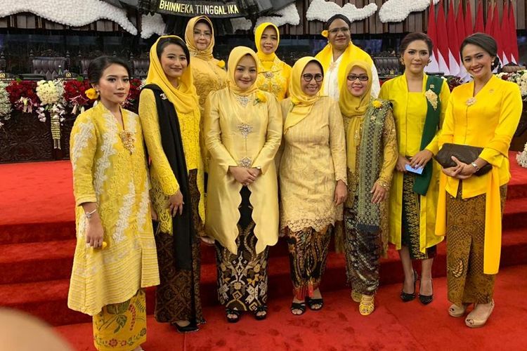 Kesatuan Perempuan Partai Golkar peduli dengan keterwakilan perempuan dari kabinet Jokowi-Maruf Amin 2019-2024 berfoto bersama usai pelantikan Jokowi-Maruf Amin di Gedung MPR, Jakarta , Minggu (20/10/2019).