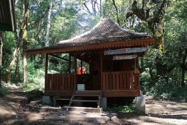 Fasilitas mushalla di jalur pendakian Gunung Ciremai via Palutungan, Desa Cisantana, Kecamatan Cigugur, Kabupaten Kuningan, Jawa Barat. Gunung Ciremai merupakan gunung tertinggi di Jawa Barat yang memiliki ketinggian 3.078 meter di atas permukaan laut (mdpl).