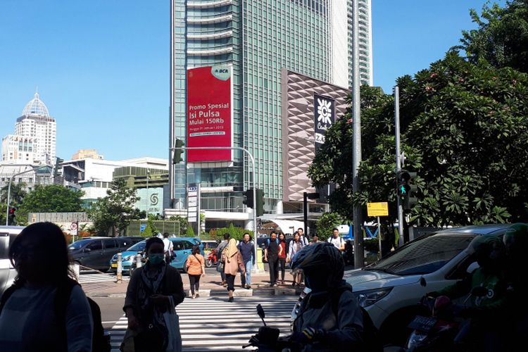 Pejalan kaki menuju pelican crossing Tosari, Jakarta Pusat dari arah Stasiun Sudirman, Senin (17/12/2018).