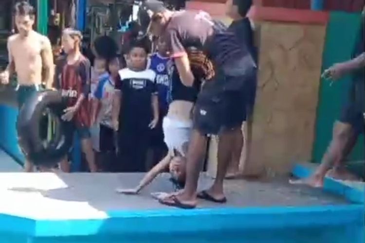 Tangkapan layar video seorang anak mendapatkan pertolongan usai tenggelam di kolam renang di Desa Segodorejo, Kecamatan Sumobito, Kabupaten Jombang, Jawa Timur.