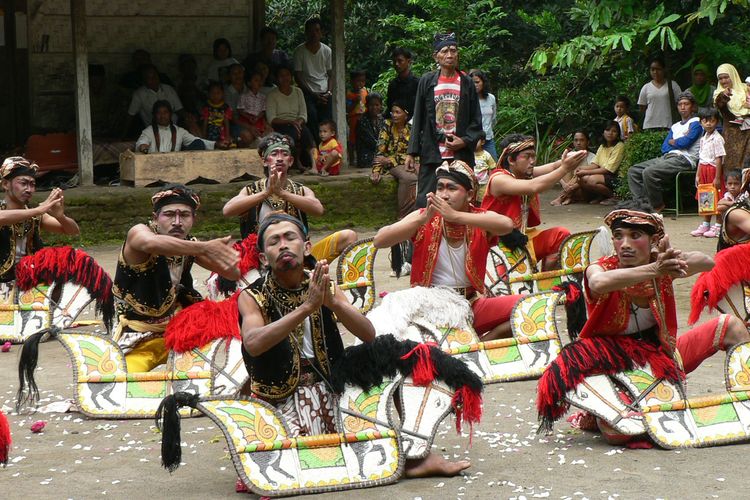 Kuda lumping merupakan salah satu cabang kesenian yang sudah lama tumbuh dan berkembang di berbagai kabupaten di Jawa Tengah.