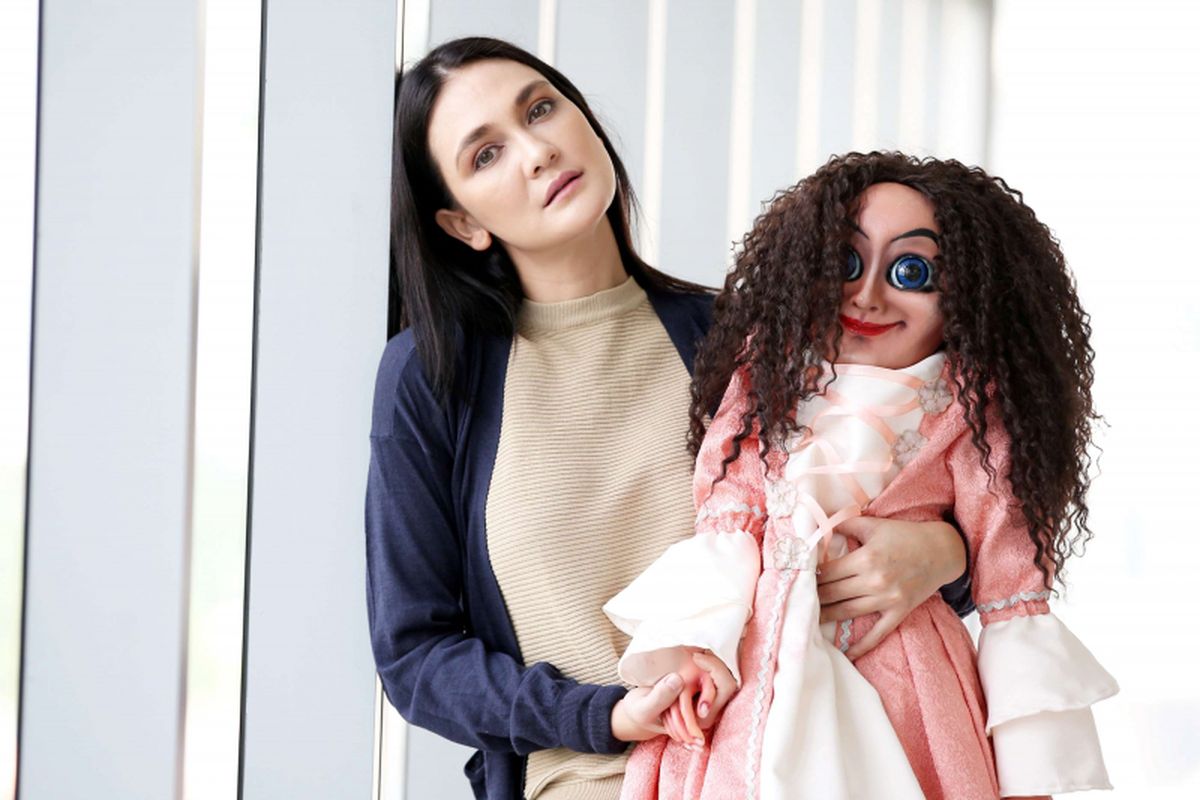 Artis peran Luna Maya berpose saat promo film Sabrina di kantor Redaksi Kompas.com, Jakarta, Kamis (24/5/2018). Film Sabrina merupakan film spin-off dari The Doll dan The Doll 2. Sabrina mengisahkan kehidupan Maira (Luna Maya) yang mendapat teror baru dari boneka milik anaknya yang telah meninggal, Sabrina.