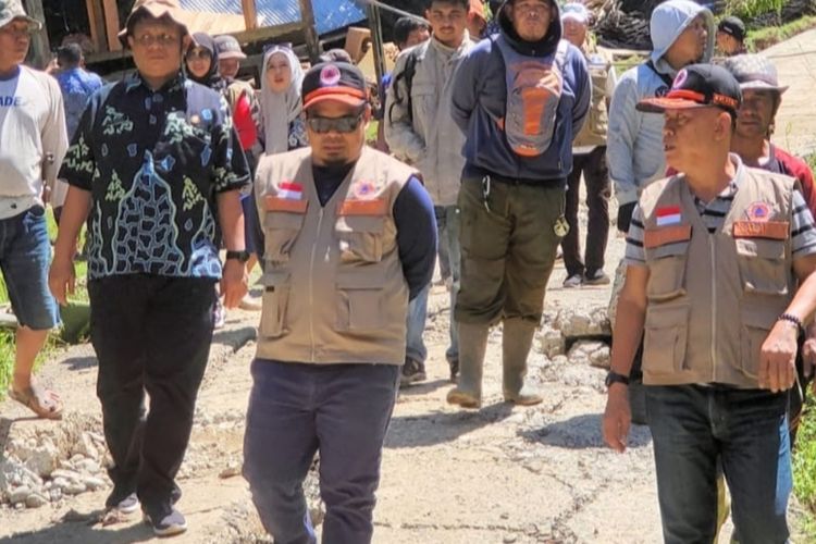 Longsor, Rumah Rusak Bertambah Jadi 23 Pemkab Enrekang Kunjungi Lokasi
