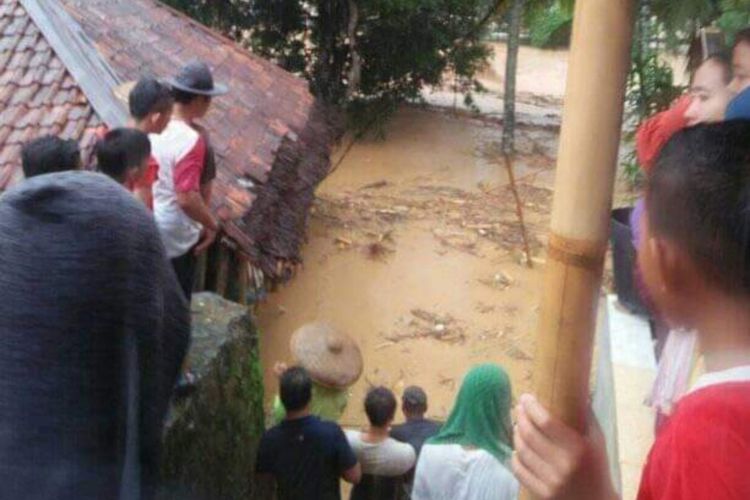 Banjir bandang menerjang dua kecamatan di kabupaten Lebak, Rabu (1/1/2020).