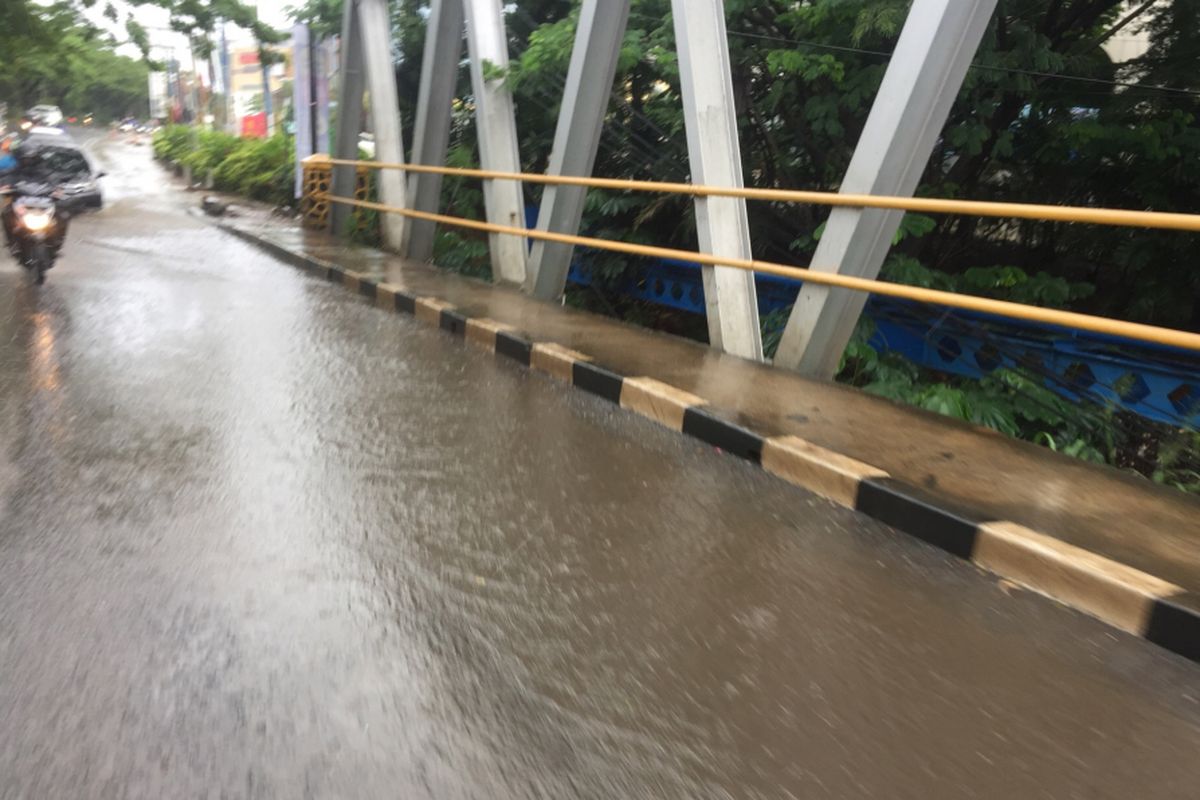 Genangan air di jalan Ir H Juanda, Depok, Jumat (25/1/2019).