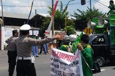 Demo Ratusan Buruh Macetkan Jalan Penghubung Gresik-Surabaya