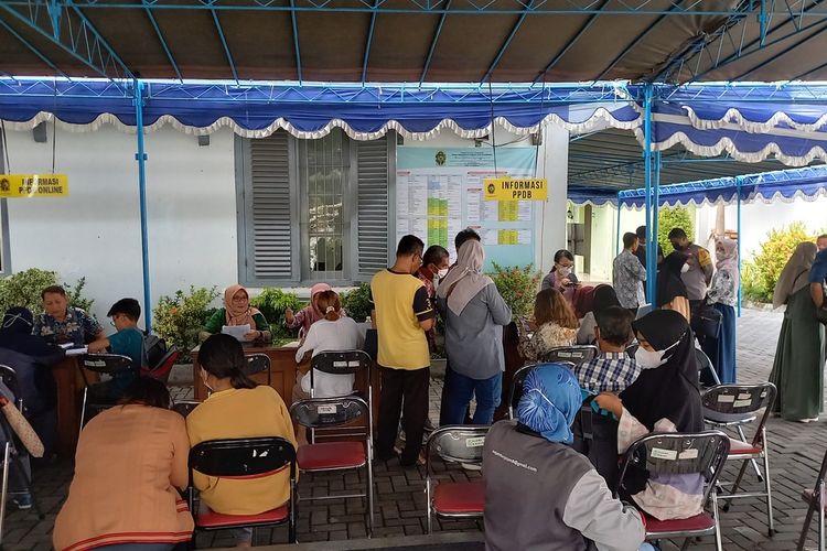 Suasana antrean orangtua murid di depan kantor Disdikpora Kota Yogyakarta meminta penjelasan Disdikpora Kota soal PPDB SMP, Selasa (13/6/2023)