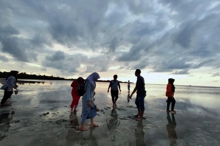 Proses mencari keremis di pantai di Desa Wisata Kreatif Terong di Belitung.