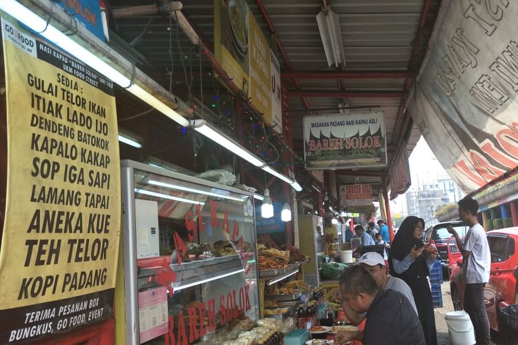 Suasana kios pedagang Nasi Kapau di Jalan Kramat, Senen, Jakarta Pusat, Kamis (5/9/2019).