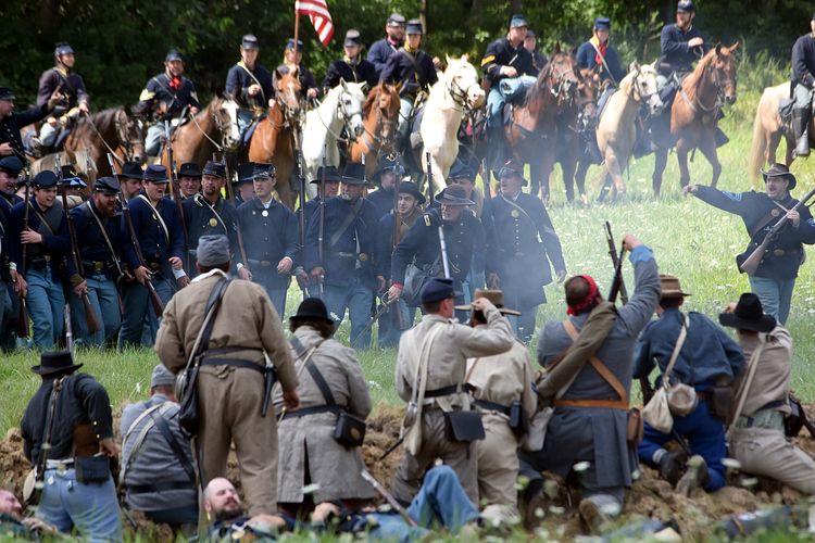 Rekonstruksi Perang Saudara Amerika tahun 1861-1865 membawa Pasukan Persatuan lebih dekat ke garis depan Tentara Konfederasi.  Bath kembali dijalankan di Hale Farm & Village, AS.