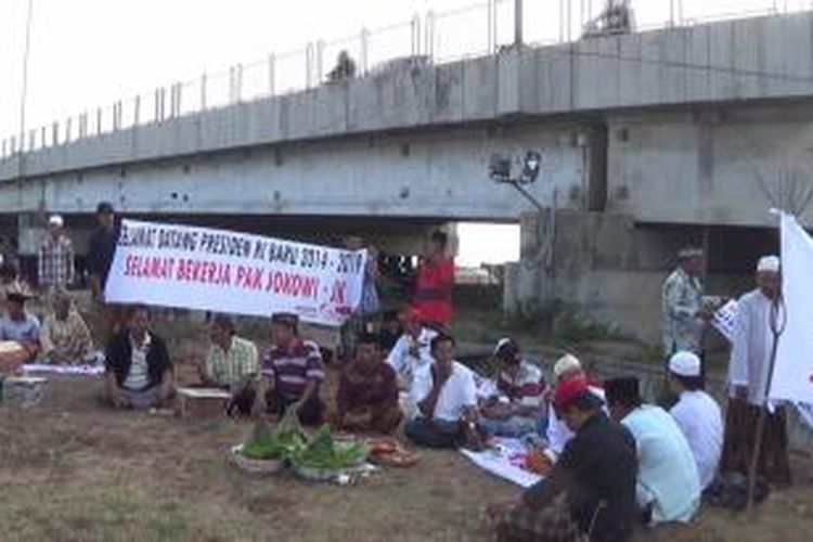Relawan Jokowi-JK yang tergabung dalam Seknas menggelar doa bersama dan larung sesaji di kaki Jembatan Suramadu, Senin (20/10/2014).