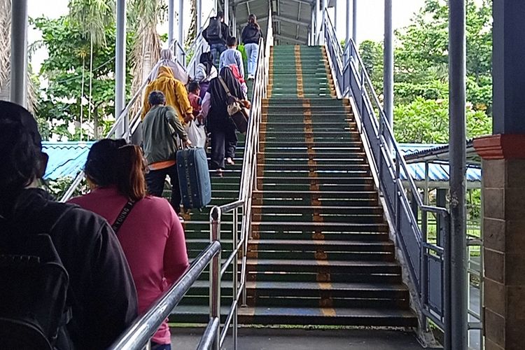 Para pemudik pejalan kaki mulai berdatangan di Pelabuhan Bakauheni, Jumat (6/5/2022) untuk menyeberang ke Pelabuhan Merak, Banten. Diprediksi puncak arus balik akan terjadi pada 7 - 8 Mei 2022.