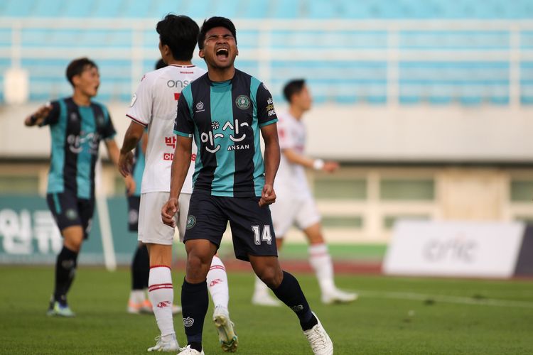 Asnawi Mangkualam bereaksi saat bermain bagi Ansan Greeners di Liga K-League 2 Korea Selatan kontra Bucheon FC 1995 pada Juli 2022. Terkini, Asnawi tampil dalam laga Gyeongnam vs Ansan Greeners, Selasa (26/7/2022). Terkini, Asnawi Mangkualam harus rela menelan kekalahan bersama Ansan Greeners saat melakoni laga lanjutan K-League 2 kontra Gyeongnam FC, Minggu (28/8/2022).
