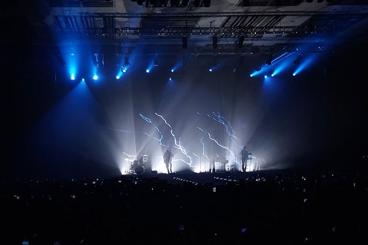 Band asal Korea Selatan, The Rose menggelar konser di Kasablanka Hall, Tebet, Jakarta Selatan, Sabtu (20/1/2024).