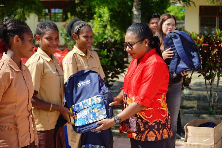 Peringati Hardiknas 2026, Bank Mandiri Salurkan 2.800 Paket Buku dan Tas Sekolah