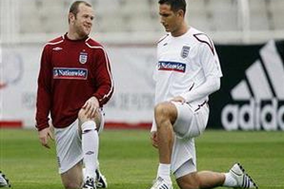 Wayne Rooney (kiri) dan Frank Lampard saat berlatih di timnas Inggris.