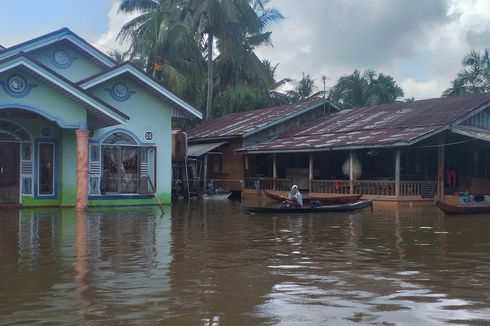 Banjir Tak Kunjung Surut, Warga Kampar Beraktivitas Pakai Perahu