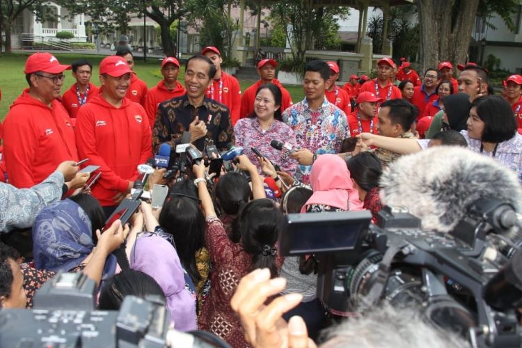 Presiden Jokowi bersama Menko PMK Puan Maharani mengadakan jumpa pers sesuai menerima kontingen Indonesia di Asian Para Games III 2018 
