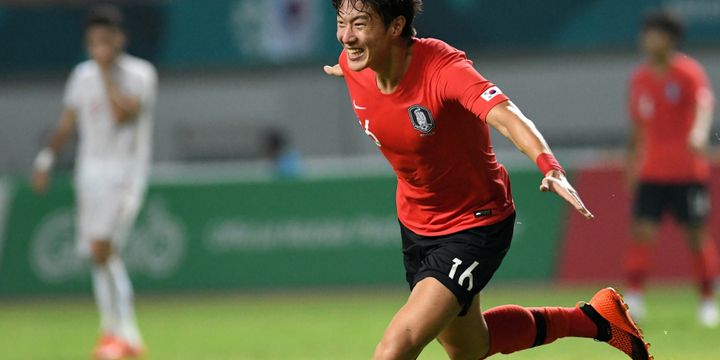 Pesepak bola Korea Selatan Hwang Ui Jo meluapkan kegembiraannya seusai mencetak gol ke gawang tim sepak bola Iran saat pertandingan babak 16 besar Asian Games ke 18 di Stadion Wibawa Mukti, Cikarang, Jawa Barat,  Kamis (23/8/2018). 