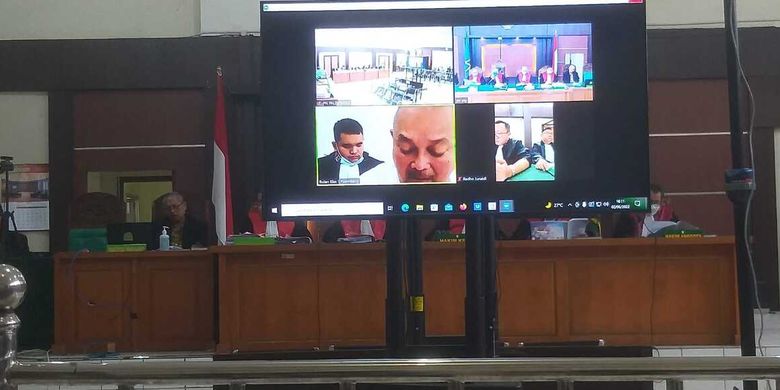 Mantan Gubernur Sumatera Selatan Alex Noerdin yang hadir secara virtual dalam sidang dengan agenda pleidoi menangis saat membacakan nota pembelaan, Kamis (2/6/2022).