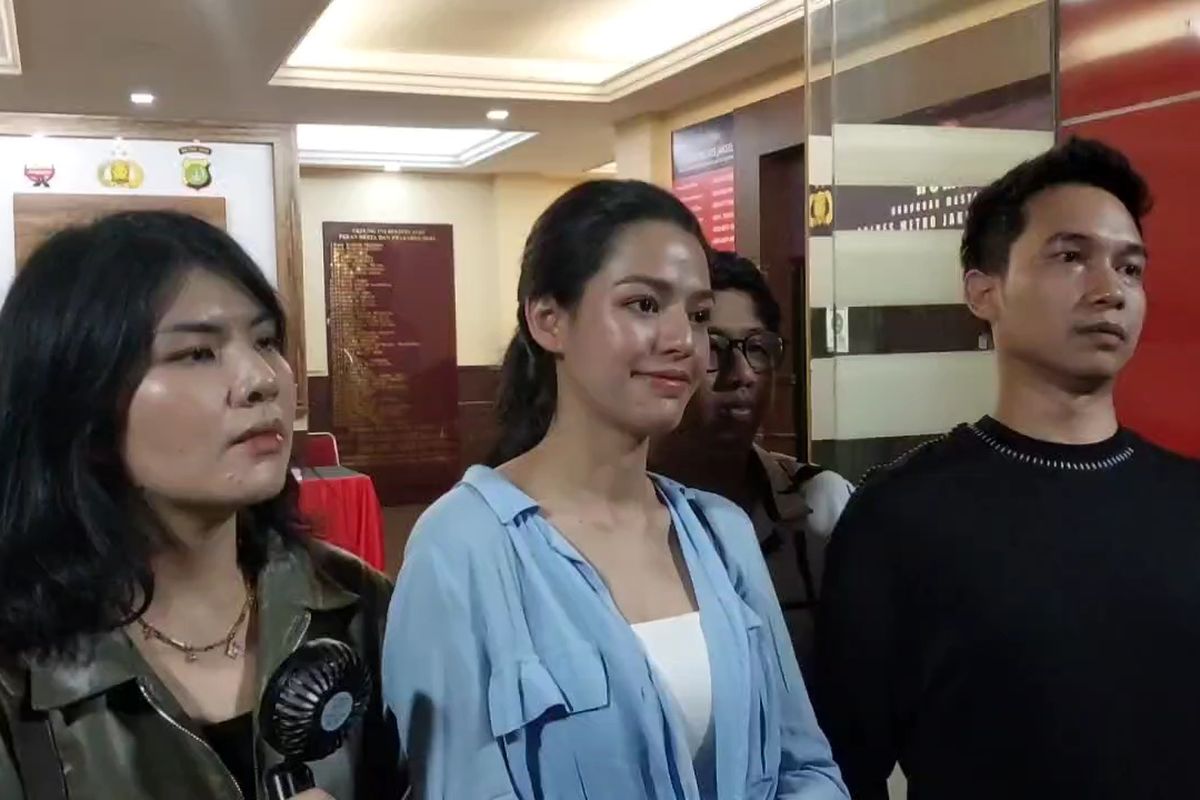 Artis Susan Sameh (tengah) saat berbicara di hadapan media di Polres Metro Jakarta Selatan perihal penipuan tiket Coldplay yang dideritanya, Rabu (15/11/2023).