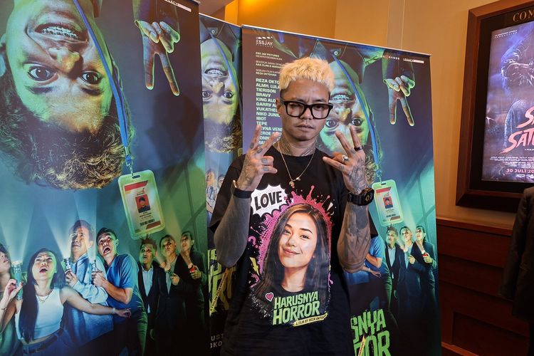 Reza Arap Bawa Bunga Matahari dan Baju Bergambar Lula Lahfah di Peluncuran Trailer Harusnya Horor