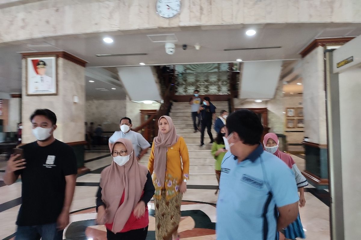 Gempa bumi mengguncang beberapa wilayah, termasuk kawasan Jakarta Selatan pada, Jumat (14/1/20022) sore.  Guncangan gempa beberapa detik membuat para pegawai di Pemerintah Kota Jakarta Selatan berhamburan keluar kantor.